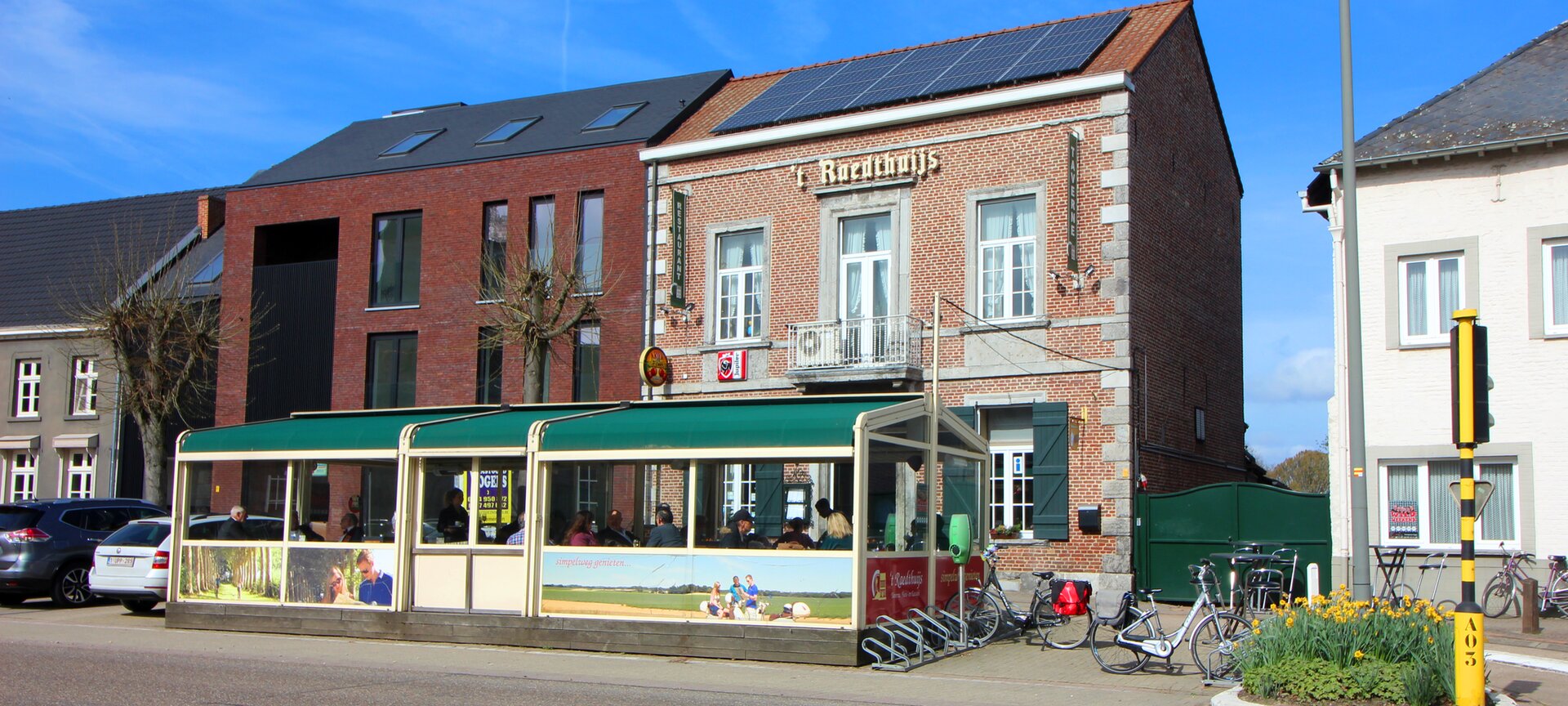 Buitenkant en terras 't Raedthuijs